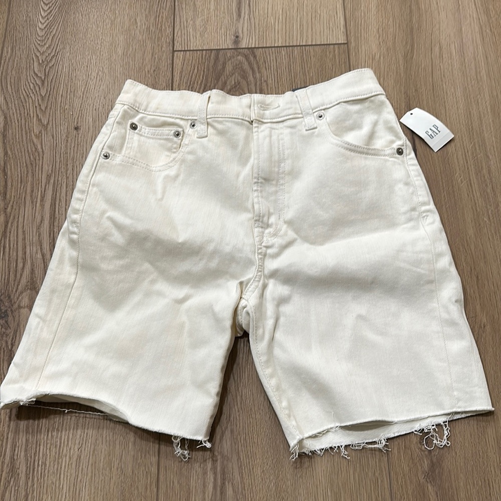 Gap White high rise denim 7” short.